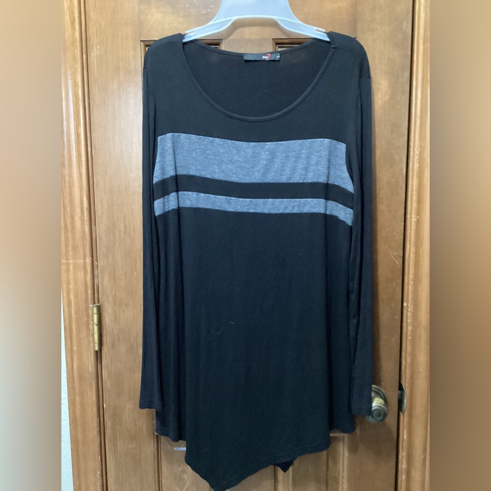 DJT black gray size L knit long tunic top or could be worn as dress very nice